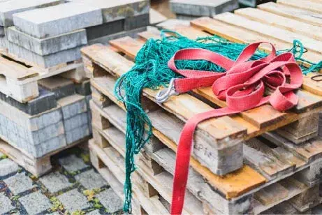 Palets con cuerdas roja y verde por encima Palets con cuerdas roja y verde por encima