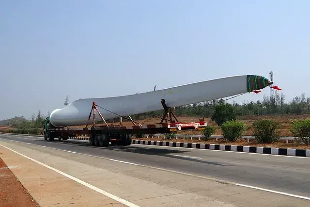 Camion transportando helice
