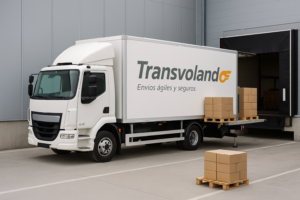 Camion de Tranvolando estacionado con cajas