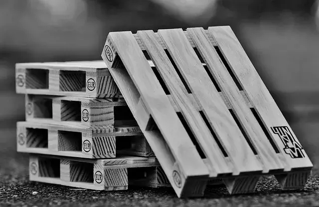 Pallets apoyado uno encima de otro en blanco y negro
