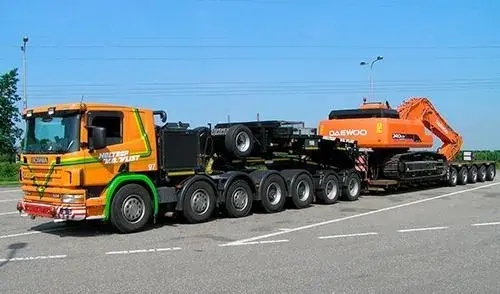 Camion gondola de color naranja y negro
