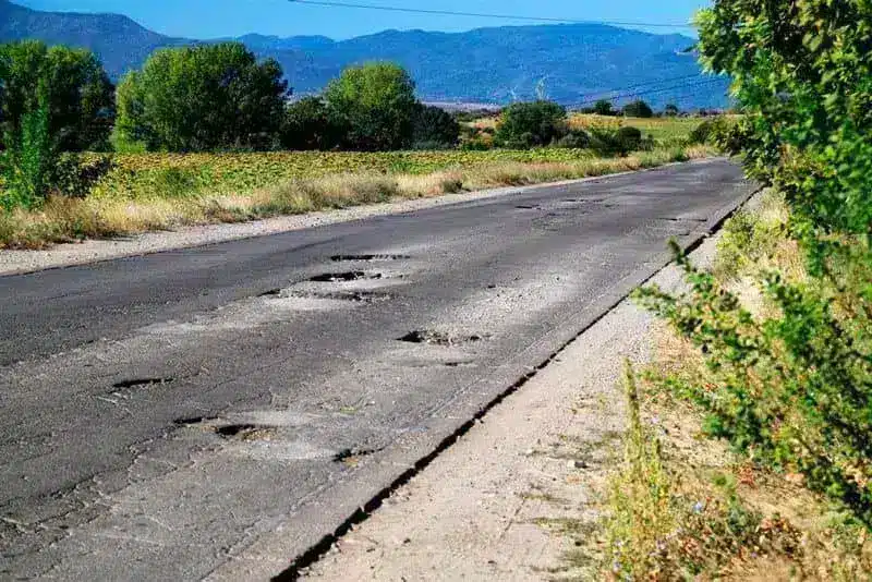 Carretera en zona rural en mal estado
