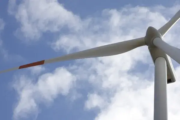 Vista de aerogeneradores de cerca sobre cielo azul