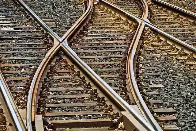 Vias del tren juntandose entre si