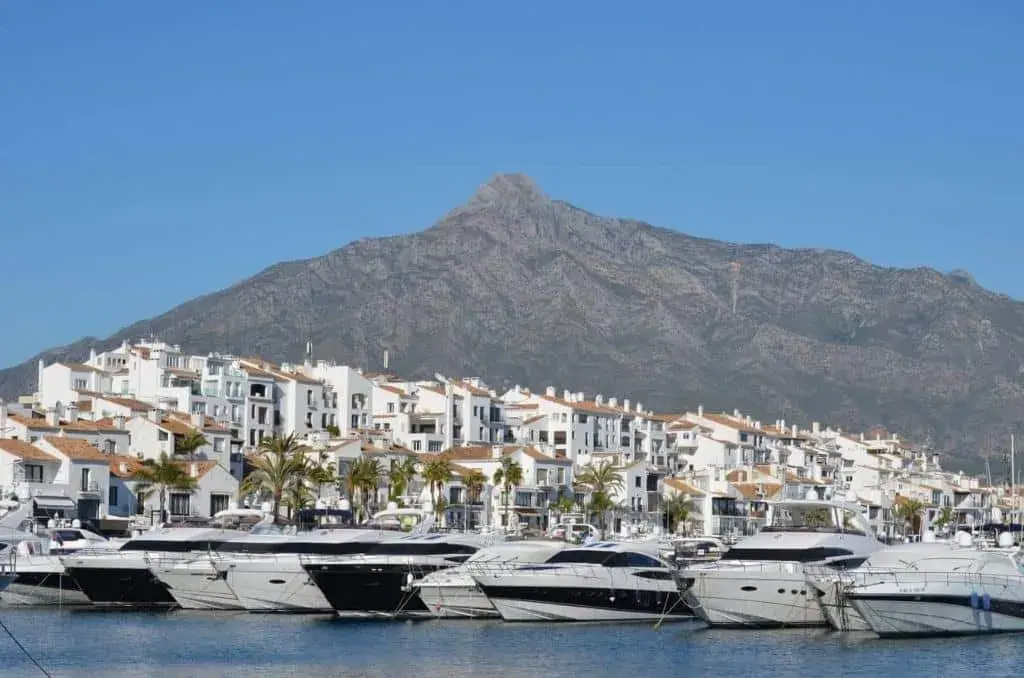 Puerto con barcos blancos atracados en el
