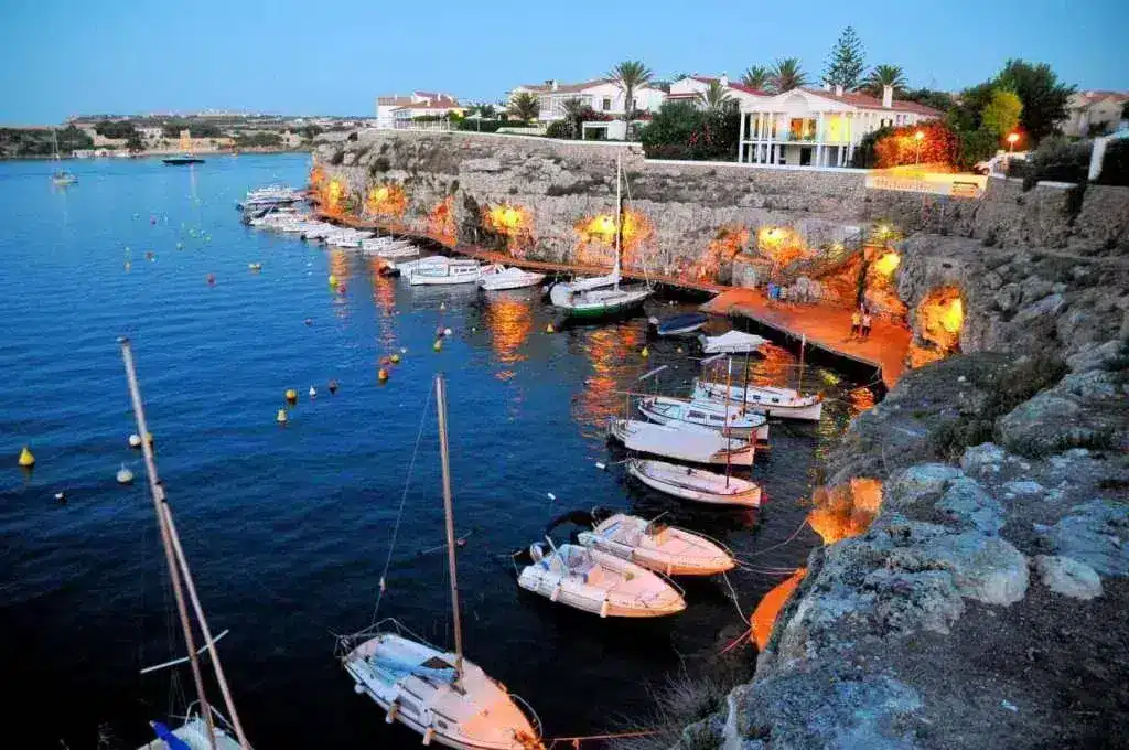 Puerto de Menorca atardeciendo lleno de barcos