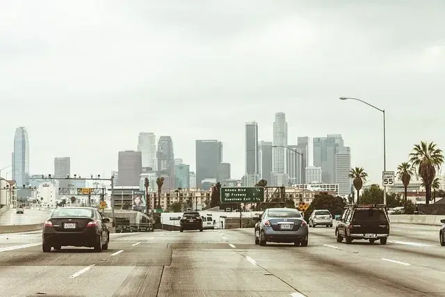 Autopista con coches en un entorno urbano como negocio de transporte