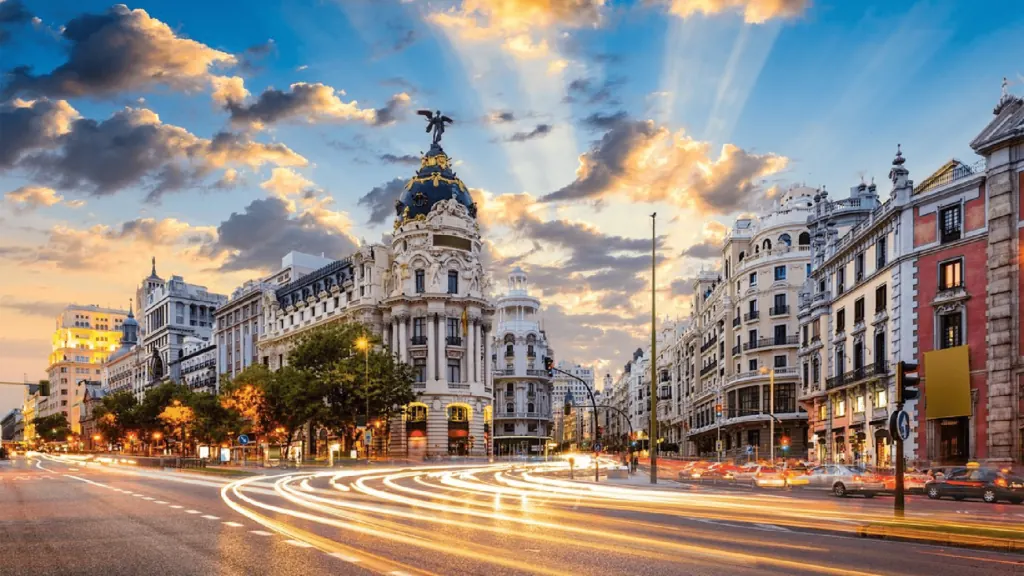 Gran Vía de Madrid al atardecer, escenario de las principales ferias y eventos de la ciudad