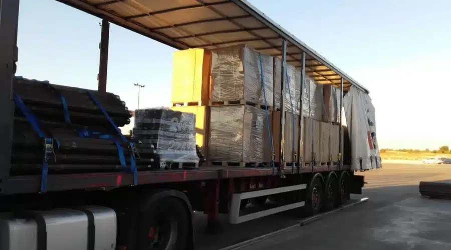 Camión Transvolando consolidando envíos de grupaje internacional