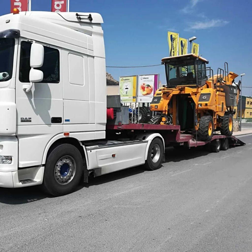 Excavadora cargada en góndola para transporte de maquinaria